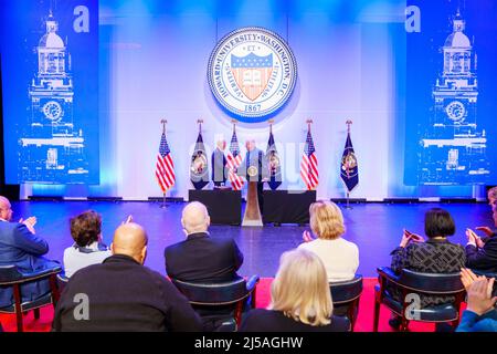 Washington, Vereinigte Staaten von Amerika. 09. März 2022. US-Präsident Joe Biden begrüßt den Senator von Vermont, Patrick Leahy, rechts, bevor er beim Senate Caucus Retreat an der Howard University am 9. März 2022 in Washington, D.C. eine Rede abgibt.Quelle: Adam Schultz/White House Photo/Alamy Live News Stockfoto