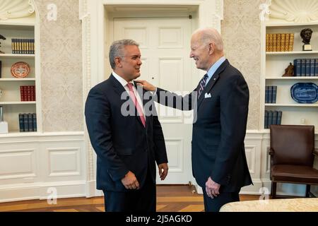 Washington, Vereinigte Staaten von Amerika. 10. März 2022. US-Präsident Joe Biden trifft sich mit dem kolumbianischen Präsidenten Ivan Duque, links, im Oval Office des Weißen Hauses am 10. März 2022 in Washington, D.C..Quelle: Adam Schultz/White House Photo/Alamy Live News Stockfoto