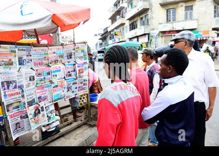 Madagassische Männer und Frauen lesen vor den Parlamentswahlen im Dezember 2013 die Morgenzeitungen an einem Zeitungsstand. Antananarivo, Madagaskar. Stockfoto