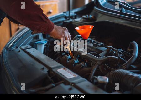Man überprüft den Ölstand in den Motoren nach dem Wechsel Stockfoto