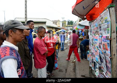 Madagassische Männer und Frauen lesen vor den Parlamentswahlen im Dezember 2013 die Morgenzeitungen an einem Zeitungsstand. Antananarivo, Madagaskar. Stockfoto