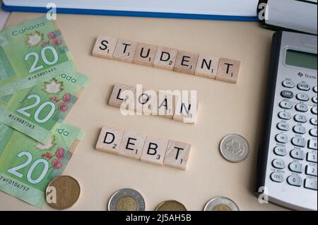 Calgary, Alberta - 21. April 2022: Sutdent Schuldenkonzept mit kanadischen Dollar als Hintergrund. Stockfoto