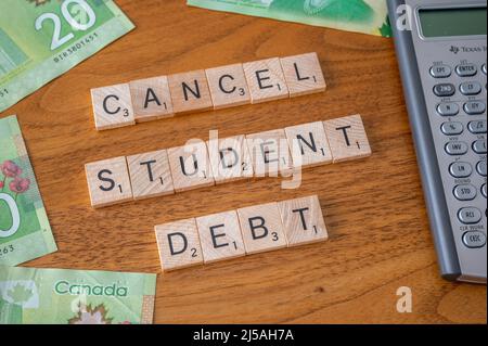 Calgary, Alberta - 21. April 2022: Sutdent Schuldenkonzept mit kanadischen Dollar als Hintergrund. Stockfoto