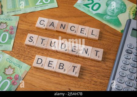 Calgary, Alberta - 21. April 2022: Sutdent Schuldenkonzept mit kanadischen Dollar als Hintergrund. Stockfoto