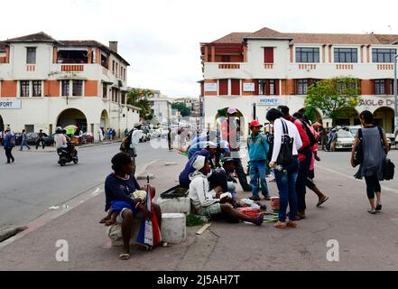 Das pulsierende Stadtzentrum entlang der Av. De L'Independence in Antananarivo, Madagaskar. Stockfoto