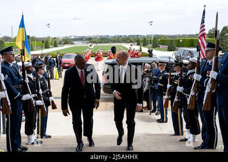 Arlington, Vereinigte Staaten Von Amerika. 21. April 2022. Arlington, Vereinigte Staaten von Amerika. 21. April 2022. US-Verteidigungsminister Lloyd J. Austin III, links, begleitet den ukrainischen Premierminister Denys Shmyhal bei seiner Ankunft am 21. April 2022 in Arlington, Virginia, an der Ehrenwache vorbei. Quelle: Lisa Ferdinando/DOD/Alamy Live News Stockfoto