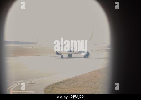 Blick vom Flughafenfenster auf das Flugzeug Stockfoto