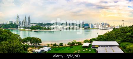 Blick auf den Sonnenuntergang auf die Hauptinsel vom Sentosa Skywalk Tower. Stockfoto