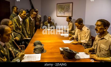 Surrender Chambers in Fort Siloso, Wachsfiguren, die die Szene der britischen Kapitulation an die Japaner im Jahr 1942 zeigen. Stockfoto