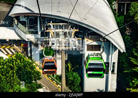 Die Seilbahn Sentosa ist eine Gondelbahn, die eine Luftverbindung vom Mount Faber zur Resortinsel Sentosa bietet. Stockfoto