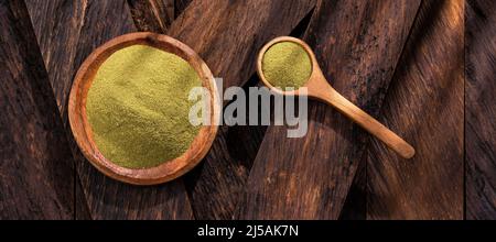 Moringa - Bio grünes Pulver in Holzschale Stockfoto