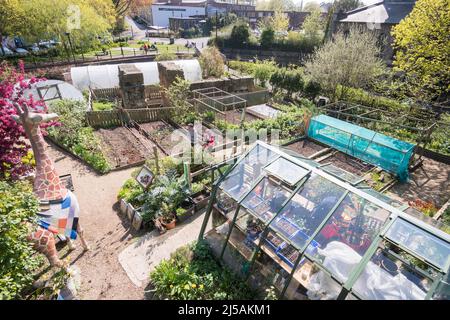 Ein Paar, das durch den Garten auf der Ouseburn Farm, Ouseburn Road, Newcastle upon Tyne, England, Großbritannien, geht Stockfoto