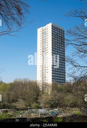 Vale House, ein 1960s 28-stöckiges Hochhaus in Newcastle upon Tyne, England, im Vordergrund befindet sich das Schulhaus-Schottergartengelände. Stockfoto