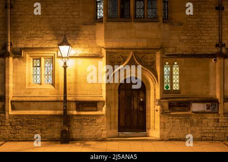 Straßenlaterne vor dem St Cross College, St Giles, am frühen Morgen vor Sonnenaufgang. Oxford, Oxfordshire, England Stockfoto