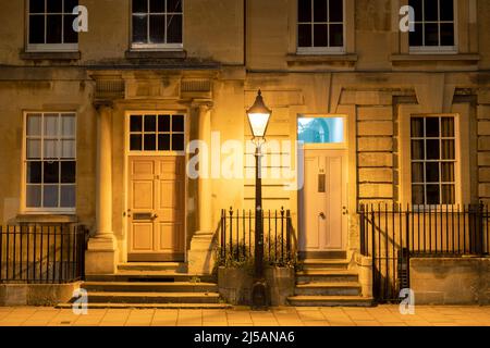 Straßenlaterne vor den Häusern entlang St. Giles am frühen Morgen vor dem Morgengrauen. Oxford, Oxfordshire, England Stockfoto