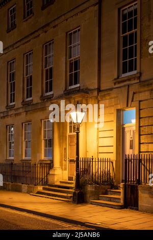 Straßenlaterne vor den Häusern entlang St. Giles am frühen Morgen vor dem Morgengrauen. Oxford, Oxfordshire, England Stockfoto