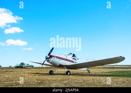 Low-Angle-Ansicht eines 1965 Piper Pawnee PA-25-235 Flugzeugs auf einem Grasflugplatz. Stockfoto