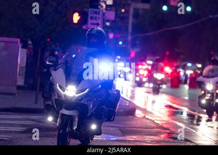 Seattle, USA. 21. April 2022. Kurz nach 8:00pm kommt die Autokolonne von Präsident Biden im Westlake-Viertel in der Innenstadt an. Präsident Biden soll nach einer Spendenaktion der DNC mehrere Tage in Seattle verbringen. Er wird am Earth Day an mehreren Veranstaltungen teilnehmen, um über Klimawandel, Infrastruktur und Inflation zu diskutieren. Quelle: James Anderson/Alamy Live News Stockfoto