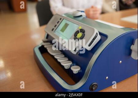 Nahaufnahme einer Braille-Schreibmaschine auf einem Desktop. Stockfoto