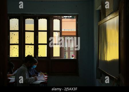 Bhaktapur, Bagmati, Nepal. 22. April 2022. Die Schüler geben die Secondary Education Examination (SIEHE) in Bhaktapur, Nepal, 22. April 2022. SEE ist die Abschlussprüfung im Sekundarschulsystem Nepals. (Bild: © Amit Machamasi/ZUMA Press Wire) Bild: ZUMA Press, Inc./Alamy Live News Stockfoto