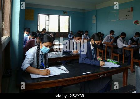 Bhaktapur, Bagmati, Nepal. 22. April 2022. Die Schüler geben die Secondary Education Examination (SIEHE) in Bhaktapur, Nepal, 22. April 2022. SEE ist die Abschlussprüfung im Sekundarschulsystem Nepals. (Bild: © Amit Machamasi/ZUMA Press Wire) Bild: ZUMA Press, Inc./Alamy Live News Stockfoto