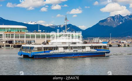 Eine Pendlerfähre überquert den Burrard Inlet von Vancouver aus Nord. Eine beliebte Form des Transits in Vancouver, British Columbia. Reisefoto, Stockfoto