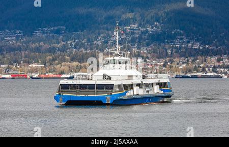 Eine Pendlerfähre überquert den Burrard Inlet von Vancouver aus Nord. Eine beliebte Form des Transits in Vancouver, British Columbia. Reisefoto, Stockfoto