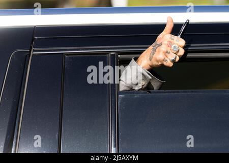 Johnny Depp kommt am 20. April 2022 beim Fairfax County Circuit Court in Fairfax, VA, USA, an, während er im Rahmen seines laufenden Zivildiffamierungsverfahrens gegen seine Ex-Frau Amber Heard verhandelt. Foto von Aaron Schwartz/CNP/ABACAPRESS.COM Stockfoto