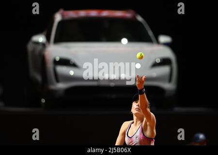 Stuttgart, Deutschland. 21. April 2022. Tennis: WTA Tour - Stuttgart, Singles, Damen, 16. Runde. Anet Kontaveit - Ekaterina Alexandrova . Ekaterina Alexandrova in Aktion. Quelle: Christian Kaspar-Bartke/dpa/Alamy Live News Stockfoto