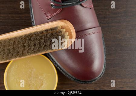 Nahaufnahme von Schuh- und Schuhpflegezubehör: Wachs und Pinsel Stockfoto