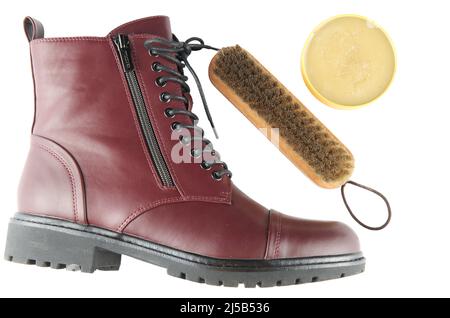 Nahaufnahme von Schuh- und Schuhpflegezubehör: Wachs und Pinsel Stockfoto