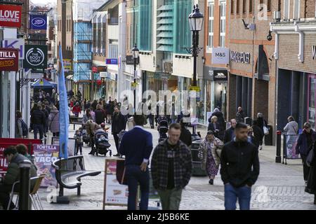 Datei-Foto vom 11/02/22 von Menschen, die entlang der Peascod Street in Windsor, Bekshire, spazieren gehen. Neue Untersuchungen legen nahe, dass die Ausgaben für Kleidung und Essen aus dem Restaurant die häufigsten Ziele für Kürzungen inmitten der Lebenshaltungskrise sind. Ausgabedatum: Freitag, 22. April 2022. Stockfoto