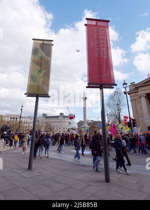 London, Greater London, England, April 09 2022: Menschenmassen auf dem Trafalgar Square in der Nähe des vierten Sockels, darunter auch die Demonstranten zum Klimawandel. Stockfoto