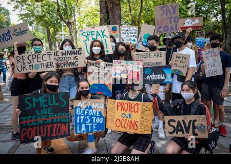 Bangkok, Bangkok, Thailand. 22. April 2022. Mehrere Dutzend internationale Schüler versammelten sich vor dem Lumpini-Park in Bangkok, um an einer Demonstration gegen den Klimawandel teilzunehmen. Die Studenten, die Teil der Gruppe „Climate Strike Thailand“ waren, marschierten 6 km lang zum Ministerium für natürliche Ressourcen und Umwelt, um ein Dokument zu überreichen, in dem sie forderten, dass Thailand die Einführung erneuerbarer Energiequellen beschleunigt. (Bild: © Adryel Talamantes/ZUMA Press Wire) Bild: ZUMA Press, Inc./Alamy Live News Stockfoto