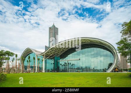 3. September 2016: Kaohsiung Exhibition Centre und Tuntex Sky Tower im Cianjhen Bezirk der stadt kaohsiung, taiwan. Das Messegelände ist gestaltet Stockfoto