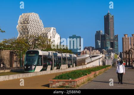 9. März 2022: Dayi Pier 2 Station des Kaohsiung-Rundbahnsystems in Kaohsiung, taiwan. Die Grünflächen rund um die Bahnhöfe und Bahnbereiche erlauben es Stockfoto