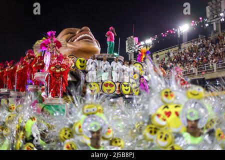 Rio De Janeiro, Brasilien . 21. April 2022. Mitglieder der Samba-Schule von Lins Imperial treten am 21. April 2022 bei der Karnevalsparade von Rio im Sambadrome Marques de Sapucai in Rio de Janeiro, Brasilien, auf. Quelle: Brazil Photo Press/Alamy Live News Stockfoto