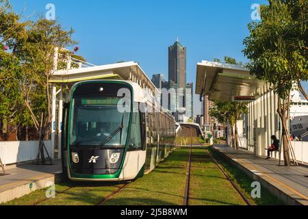 9. März 2022: Dayi Pier 2 Station des Kaohsiung-Rundbahnsystems in Kaohsiung, taiwan. Die Grünflächen rund um die Bahnhöfe und Bahnbereiche erlauben es Stockfoto