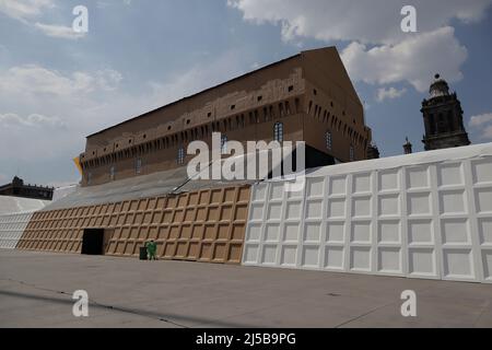 Mexiko-Stadt, Mexiko. 21. April 2022. Die Gesamtansicht der Nachbildung der Sixtinischen Kapelle Michelangelos im Apostolischen Palast in der Vatikanstadt wurde im Zocalo von Mexiko-Stadt installiert. Am 21. April 2022 in Mexiko-Stadt, Mexiko. (Bild: © Gerardo Vieyra/eyepix via ZUMA Press Wire) Bild: ZUMA Press, Inc./Alamy Live News Stockfoto