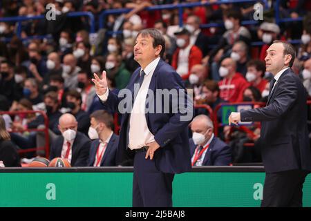 Mailand, Italien. 21. April 2022. Italien, Mailand, 21 2022. april: Ergin Ataman (Efes Istanbul Trainer) gibt Ratschläge im 3.. Quartal während des Basketballspiels A/X ARMANI MILAN vs ANADOLU ISTANBUL, EuroLeague Playoff 2round Mediolanum Forum (Foto von Fabrizio Andrea Bertani/Pacific Press) Quelle: Pacific Press Media Production Corp./Alamy Live News Stockfoto