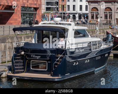 Antwerpen, Belgien, 17. April 2020, man entspannt sich auf seiner Luxusyacht, die im Willemdok im Museum am Fluss festgemacht ist Stockfoto