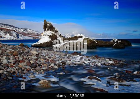 Rausu-Küste im Menashi District, Unterpräfektur Nemuro, Hokkaido. Im Winter Sonnenuntergang am Hafen von Rausu. Schöne Winterlandschaft von J Stockfoto