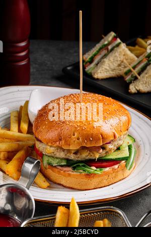 Hamburger mit Pommes Frites und ketchup Stockfoto