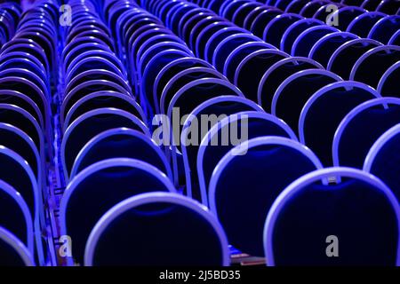 Gmund Am Tegernsee, Deutschland. 22. April 2022. Vor dem Ludwig-Erhard-Gipfel sind in der Halle leere Stuhlreihen zu sehen. An dem zweitägigen Gipfel nehmen Vertreter aus Wirtschaft, Politik, Wissenschaft und Medien Teil. Kredit: Peter Kneffel/dpa/Alamy Live Nachrichten Stockfoto