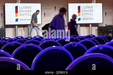 Gmund Am Tegernsee, Deutschland. 22. April 2022. Vor dem Beginn des Ludwig-Erhard-Gipfels putzt ein Arbeiter die Bühne des Sprechers. An dem zweitägigen Gipfel nehmen Vertreter aus Wirtschaft, Politik, Wissenschaft und Medien Teil. Kredit: Peter Kneffel/dpa/Alamy Live Nachrichten Stockfoto