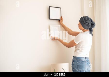 Ein Holzrahmen mit leerem Raum in den Händen der Frauen Stockfoto