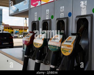 Düsen zum Betanken von Kraftstoffpumpen an einer Shell-Tankstelle. In Deutschland sind die Preise für Kraftstoffe infolge der russischen Aggression in der Ukraine stark gestiegen. Stockfoto