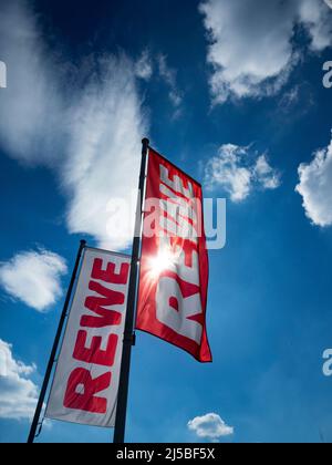 REWE Mall Banner vor blauem Himmel mit Wolken Stockfoto