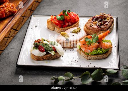 Verschiedene Bruschettas mit verschiedenen Belägen Stockfoto