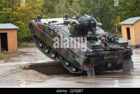 Münster, Deutschland. 11. Oktober 2019. Ein von Rheinmetall Landsysteme gebautes Infanteriekampffahrzeug der Bundeswehr Marder fährt während der Informationsübung Land Operations 2019 über ein Hindernis. Die CDU/CSU-Fraktion will die Bundesregierung mit einem Antrag im Bundestag dazu drängen, sich mit der Frage der schweren Waffenlieferungen an die Ukraine zu befassen. (To dpa 'Union Fraktion kündigt Antrag auf Waffenlieferungen im Bundestag an') Quelle: Philipp Schulze/dpa/Alamy Live News Stockfoto